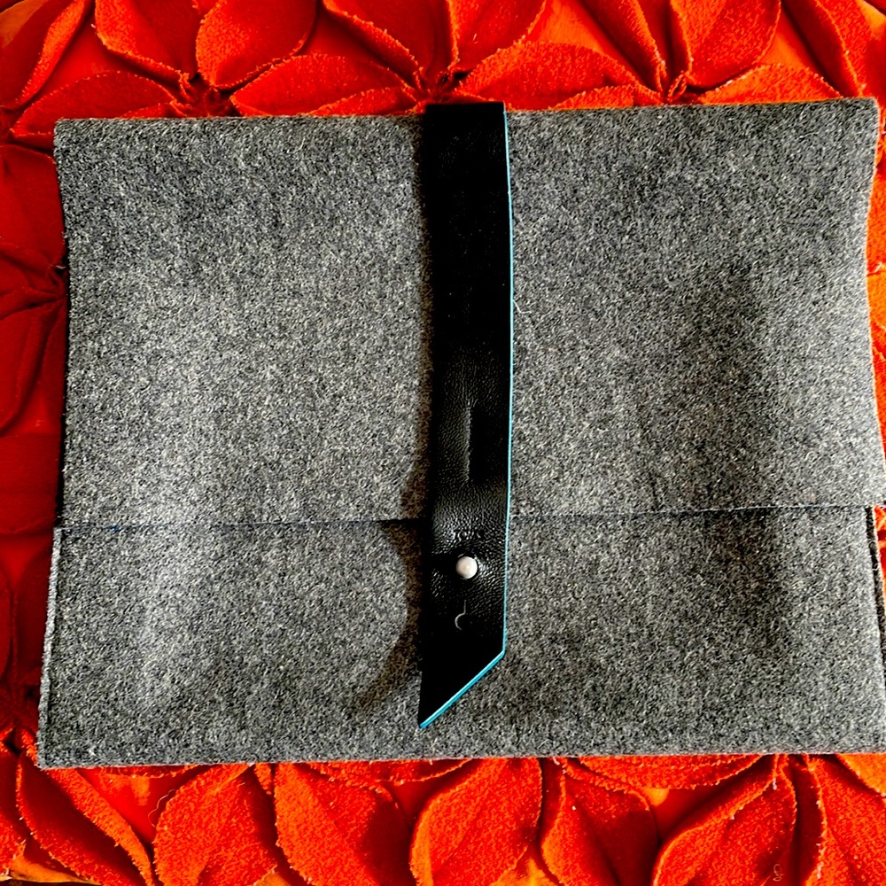NWT Toms charcoal outside deep blue inside felt IPad wallet, black closure.